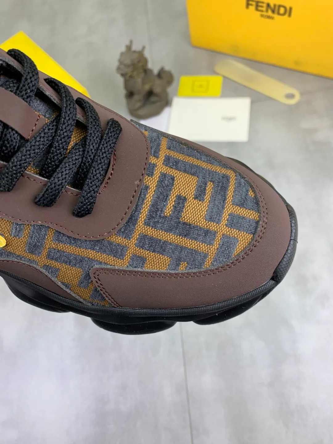 Men's men's shoes P440 new (FENDI Fendi) classic and most popular little monster style, loafers, slip-on casual shoes! Compared with the old models, they are more fashionable and eye-catching, making the already funny shoes more vivid. Like a hedgehog, do you have a little monster this year? A must-have for fashionistas! Upper: Made of high-grade cow suede, sheepskin lining, the highest version on the market, and an online outsole! 38-44 4️⃣colors available